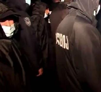 “პირდაპირ დარბევაზე გადმოვიდა პოლიცია, ადამიანები მიახეთქეს მანქანებს, დაკავებულია 10-მდე ადამიანი”
