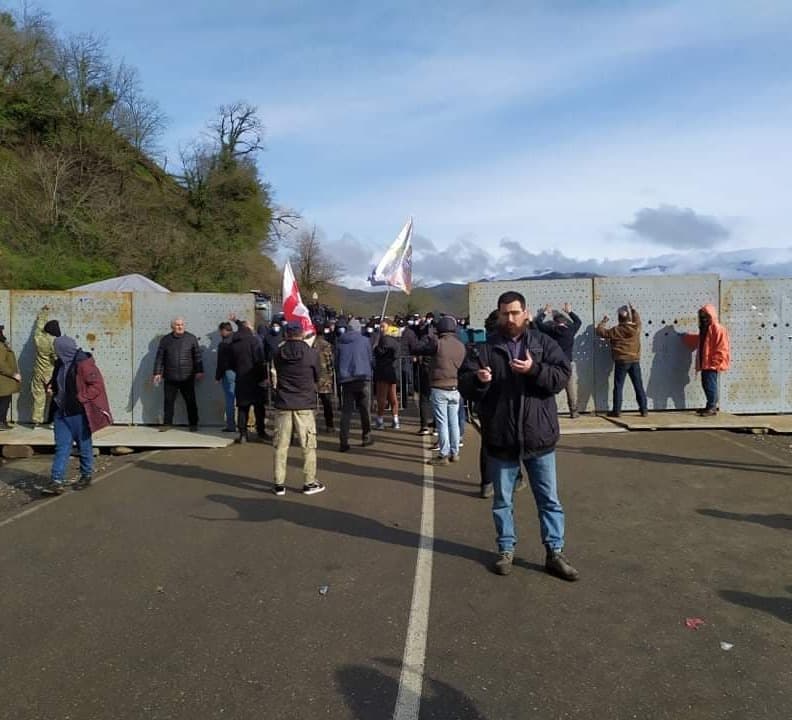 პოლიციამ გუმათჰესთან რკინის ბარიკადები აღმართა