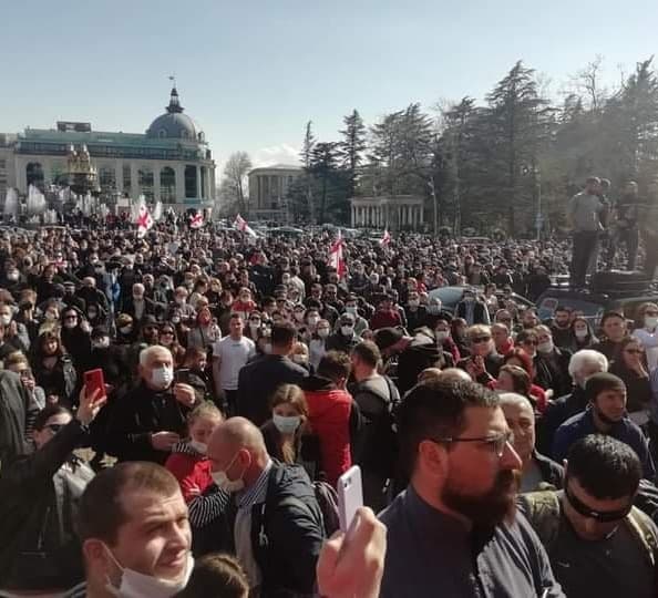 აქციის მონაწილეები აპირებენ, ღამე ქუთაისის ცენტრალურ მოედანზე გაათენონ