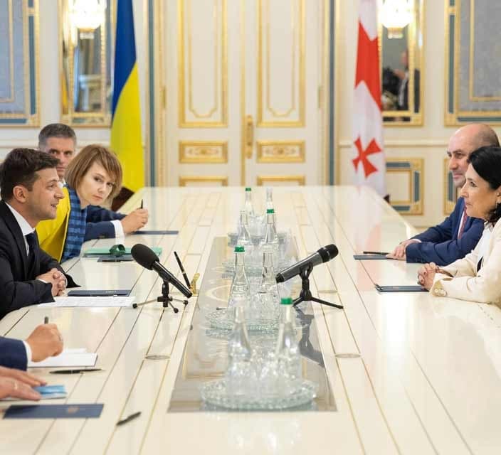 სალომე ზურაბიშვილსა და ვლადიმერ ზელენსკის შორის სატელეფონო საუბარი მიმდინარეობს