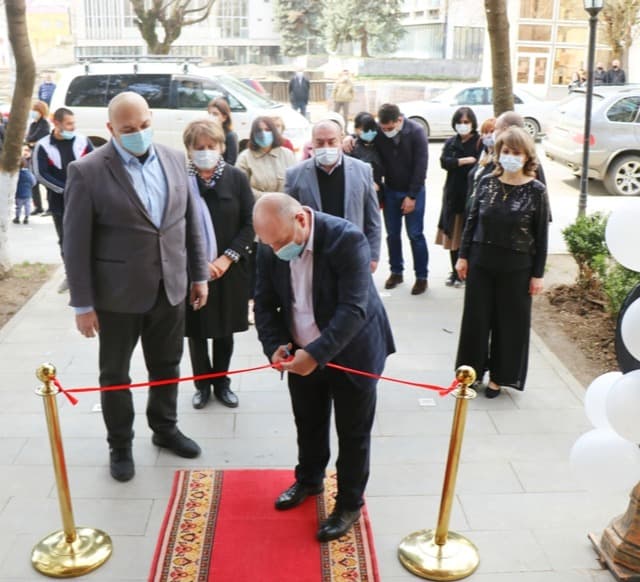 Frontnews image description