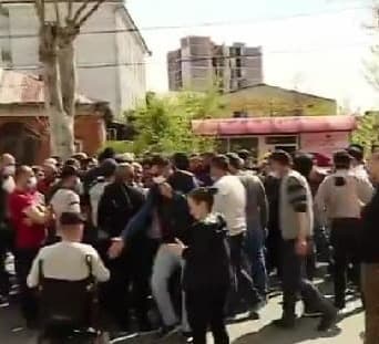 აქციის მონაწილეებმა იმერეთის სამხარეო პოლიციასთან გზა გადაკეტეს