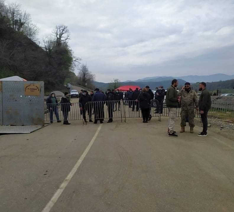 სამართალდამცველებმა გუმათში რკინის კედლის ნაწილი აიღეს