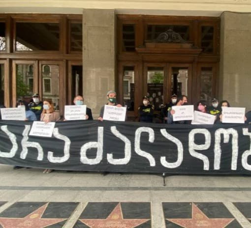 რამდენიმე მსახიობი რუსთაველის თეატრთან აქციის მონაწილეებს სიტყვიერად დაუპირისპირდა