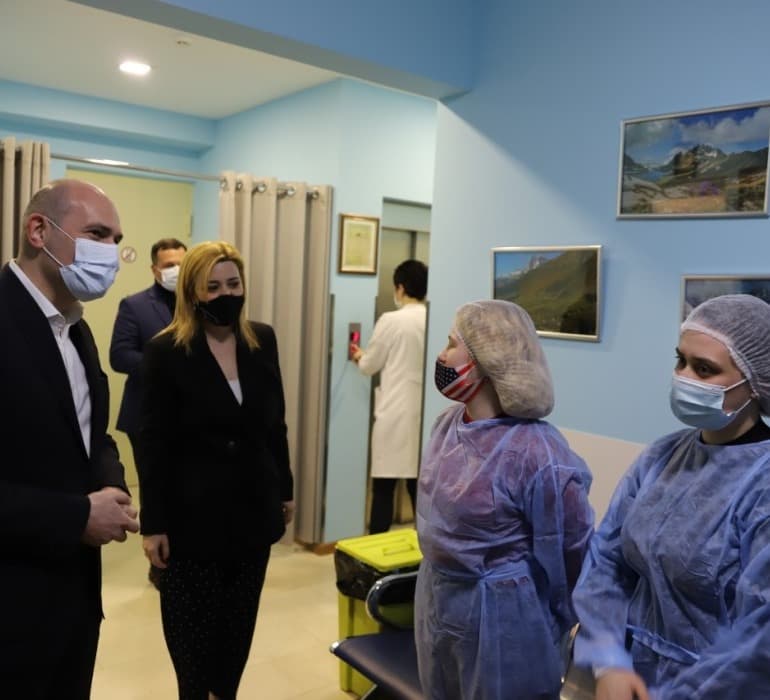 აფხაზეთიდან დევნილ ახალგაზრდებს კლინიკა “ახალ მზერაში“ მხედველობის ლაზერული კორექცია ჩაუტარდათ