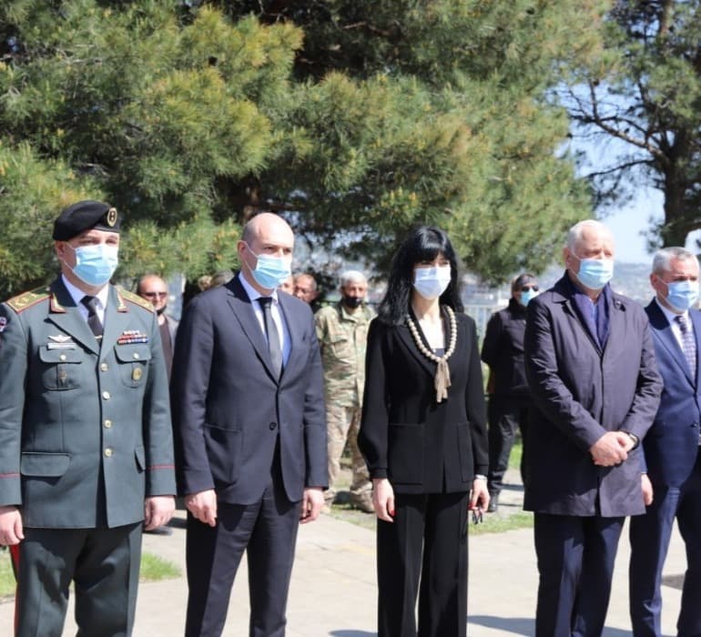 რუსლან აბაშიძე ოკუპირებული აფხაზეთიდან გადმოსვენებული სამხედრო პირების დაკრძალვის ცერემონიალს დაესწრო