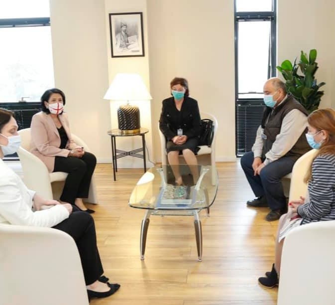 სალომე ზურაბიშვილმა ზაზა გახელაძის ოჯახი ორბელიანების სასახლეში მიიღო