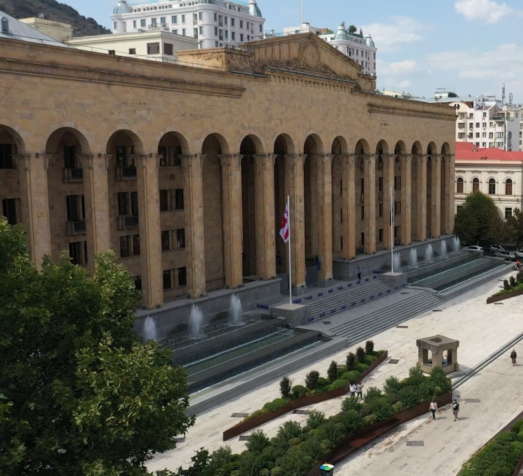 “გამაოგნებელია კრიზისის დაძლევის და პოლარიზაციის დასრულების მოტივით პარლამენტში შესული ოპოზიციის სრული დუმილი”