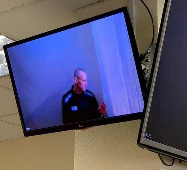 Gaunt Navalny attacks Putin as network is disbanded