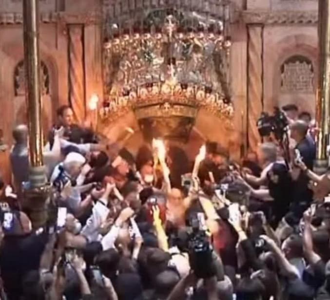 იერუსალიმში, მაცხოვრის საფლავზე წმინდა ცეცხლი გადმოვიდა