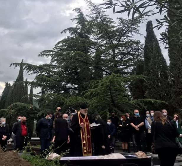 კახი კავსაძე საბურთალოს სასაფლაოზე მეუღლის გვერდით დაკრძალეს