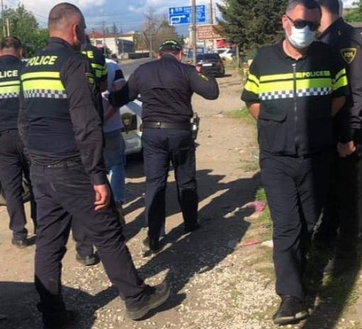 აქტივისტი ნიკა ნარსია მამის საფლავზე გასვლის გამო დააკავეს