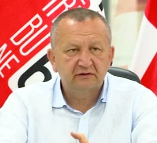 “გემი ჩაძირეთ, თვითონ გადახტით და ახლა ბრინჯაოს მედლისთვის იბრძვით?! არ გამოგივათ!”