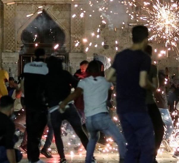 Al-Aqsa mosque: Dozens hurt in Jerusalem clashes