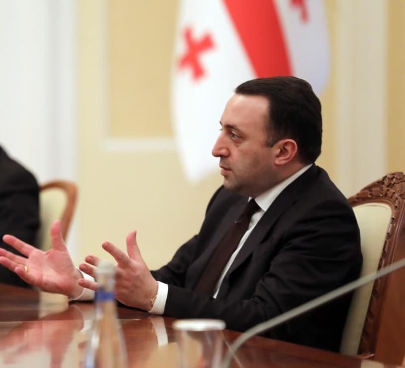 “არავის შევეკითხებით ნებართვას, მათ შორის არც ამ გაუგებარ ადამიანს, რომელიც ტყუილად ბაქიბუქობდა”