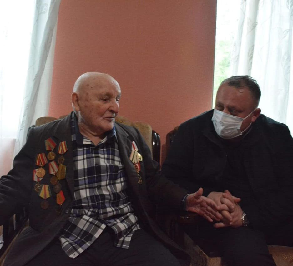 გივი მოდებაძემ ჭიათურაში ერთადერთ ომის ვეტერანს 9 მაისი მიულოცა