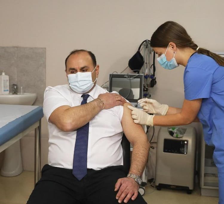 მთავრობის ადმინისტრაციის რეგიონებთან ურთიერთობის დეპარტამენტის უფროსი “სინოფარმით” აიცრა