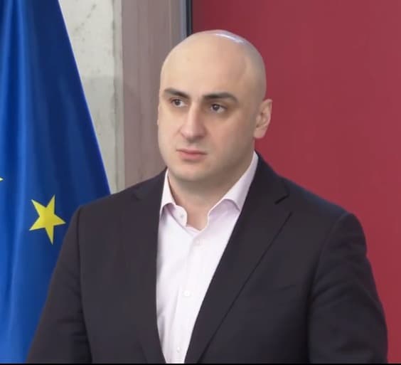 “პოლიტიკის ადგილს არ ტოვებენ, ცხრა წელიწადი ამას აკეთებენ”