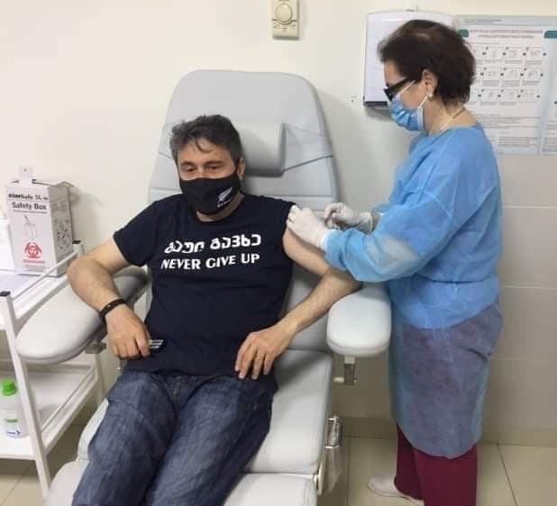 დათო ტურაშვილი “ფაიზერით” აიცრა