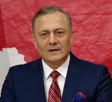 “ვინც არ შევედით პარლამენტში, გავაგრძელოთ ეს პოზიცია, ვისაც შეეპარა ფეხი, დაუყონებლივ დატოვოს ეს ბოროტების სასახლე”