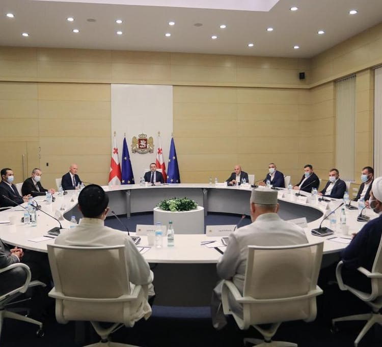 “მინდა, დიდი პატივისცემით და სიყვარულით მოგილოცოთ რამაზან-ბაირამის დღე, ეს არის სიყვარულის, სიკეთის და სითბოს დღე”