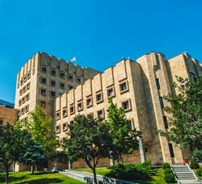 უმწეო მდგომარეობაში მყოფის მიმართ ჩადენილ გაუპატიურებაში ბრალდებულს 7 წლით პატიმრობა მიესაჯა