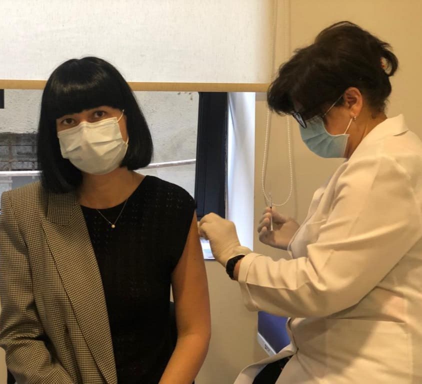 “ევროპის უნივერსიტეტის” რექტორი ნინო ტალიაშვილი “სინოფარმით” აიცრა