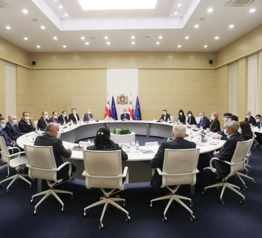 კვების ობიექტები სტუმრებს შაბათ-კვირას, მხოლოდ ღია სივრცეებში მოემსახურებიან