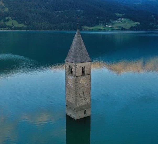Lost village emerges from Italian lake