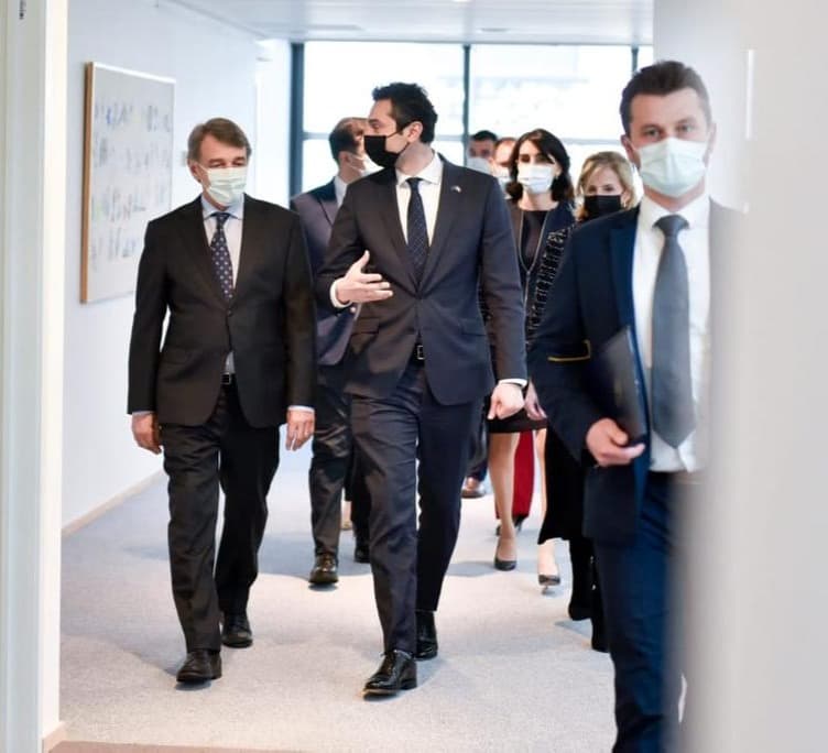 Frontnews image description