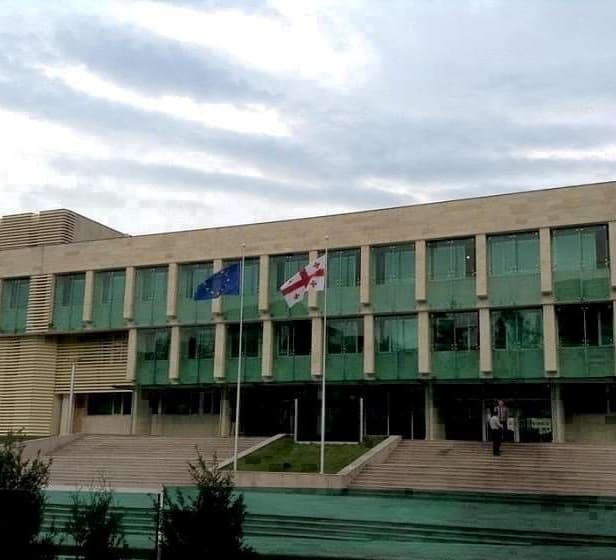 დიდი ოდენობით ქრთამის აღების ფაქტზე აღსრულების ეროვნული ბიუროს შეფასების სამსახურის უფროსი დააკავეს