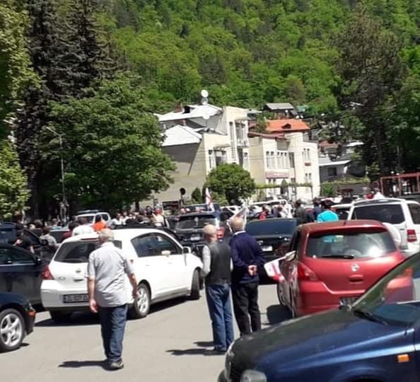 კომპანია “ბორჯომის” გაფიცული თანამშრომლები მსვლელობას მართავენ