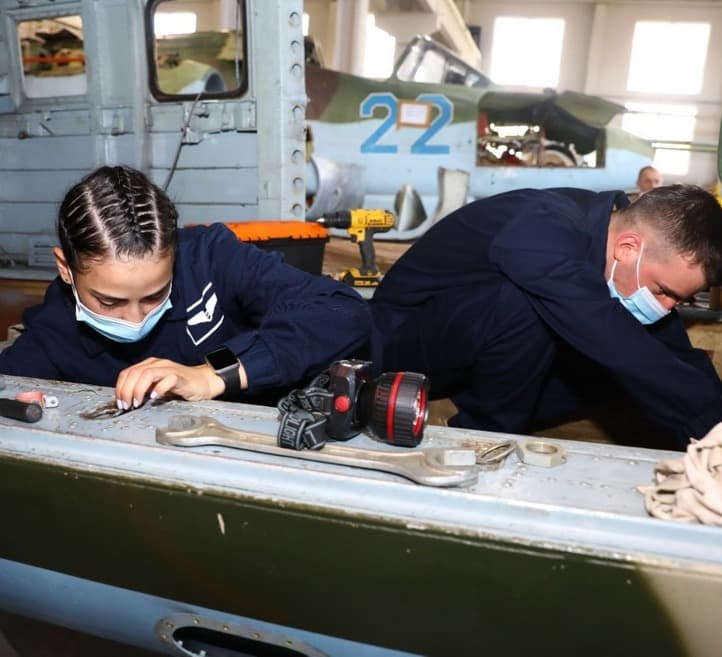 ავიაციისა და საჰაერო თავდაცვის უმცროს ოფიცერთა მომზადების კურსის მსმენელებმა სს „თბილავიამშენში“ პრაქტიკული სწავლება გაიარეს