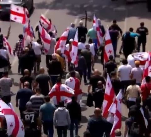 რესპუბლიკის მოედანზე ნამოხვანჰესის მოწინააღმდეგეები იკრიბებიან