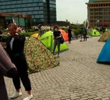 აქციაზე აქტივისტებს ლგბტ სამკლაურის გამო ფალავანდიშვილი და მისი მომხრეები დაუპირისპირდნენ