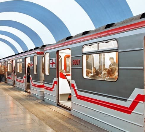 თბილისის მეტროს ორივე ხაზი მგზავრთა მომსახურებას ჩვეულ რეჟიმში განაგრძობს