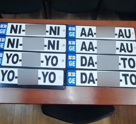 ავტომანქანის სანომრე ნიშნების გაყალბების ფაქტზე ერთი პირი ამხილეს