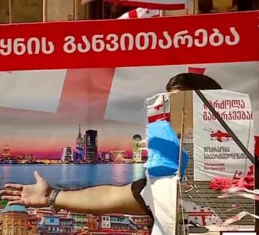 რუსთაველზე, კარვებთან მიხეილ სააკაშვილის ბანერი დააზიანეს