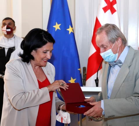 სალომე ზურაბიშვილმა ფრანგი ქართველოლოგი ბერნარ უტიე ოქროს საწმისის ორდენით დააჯილდოვა