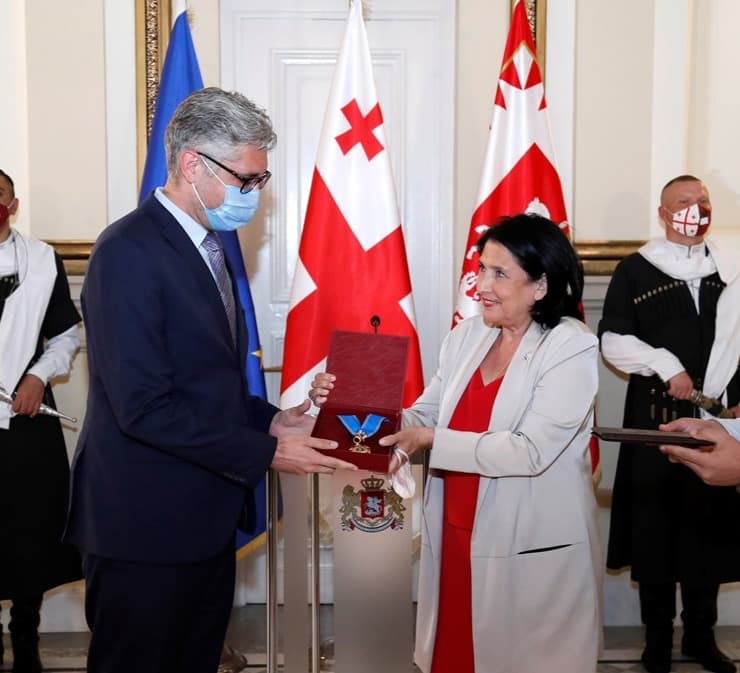სალომე ზურაბიშვილმა პოლონური ინსტიტუტის დირექტორი თბილისში ლეხ კონჩაკი ოქროს საწმისის ორდენით დააჯილდოვა