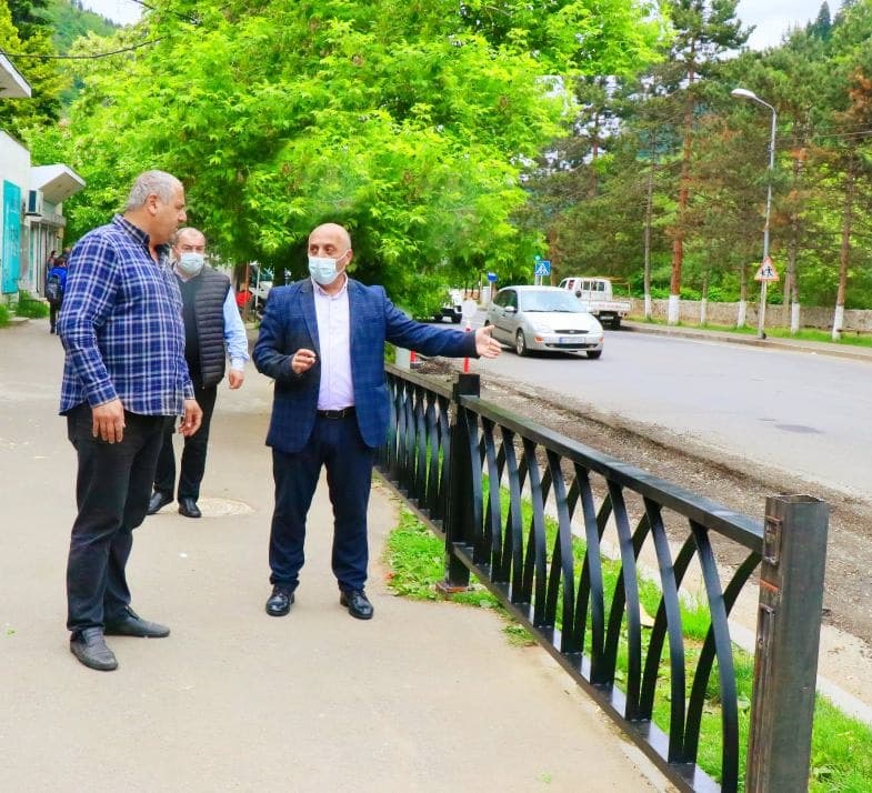 ბორჯომში, რუსთაველის ქუჩაზე მოაჯირების მოწყობის სამუშაოები მიმდინარეობს