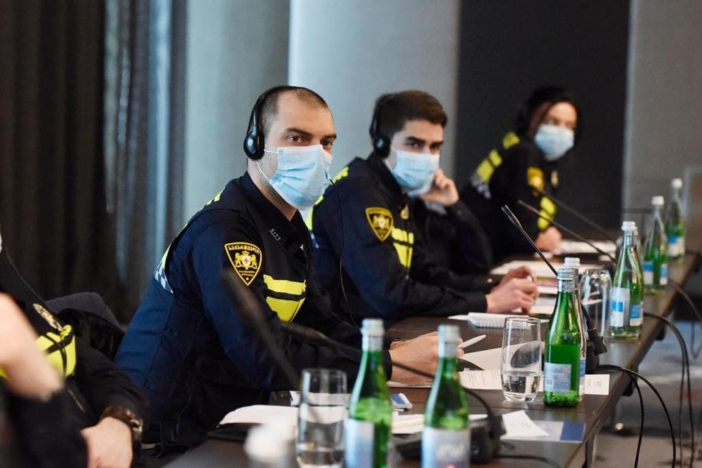 შსს-ს თანამშრომლებმა, საერთაშორისო ექსპერტების ხელმძღვანელობით, ყალბი დოკუმენტების აღმოჩენის და შემოწმების შესახებ ტრენინგი გაიარეს