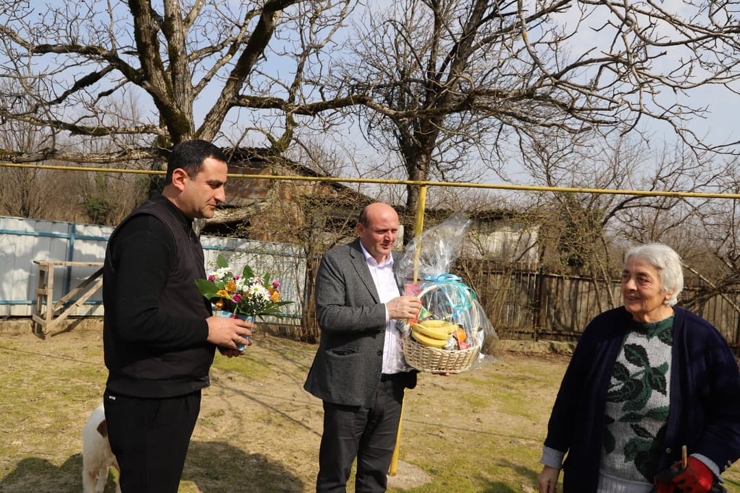 თერჯოლის მერმა აფხაზეთის და აგვისტოს ომში დაღუპული გმირების დედებს დედის დღე მიულოცა