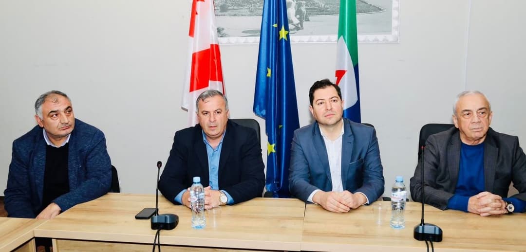 აფხაზეთის მთავრობის წარმომადგენლები წყალტუბოსა და ქუთაისის დევნილთა განსახლების ადგილებში შექმნილ ბინათმესაკუთრეთა ამხანაგობებს შეხვდნენ