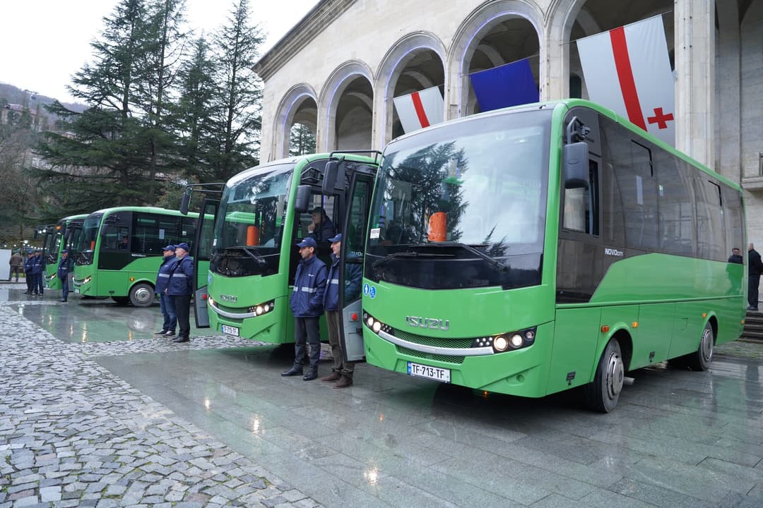 დღეიდან ჭიათურის მუნიციპალიტეტის მოსახლეობას 4 ახალი ავტობუსი მოემსახურება
