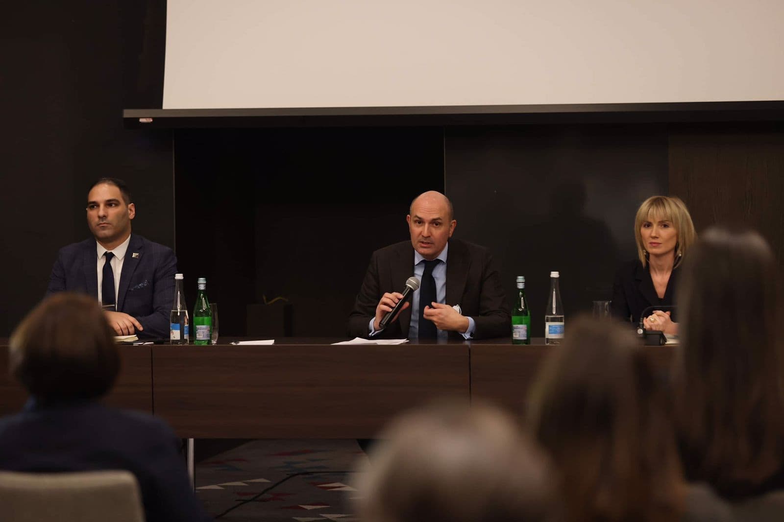 Frontnews image description