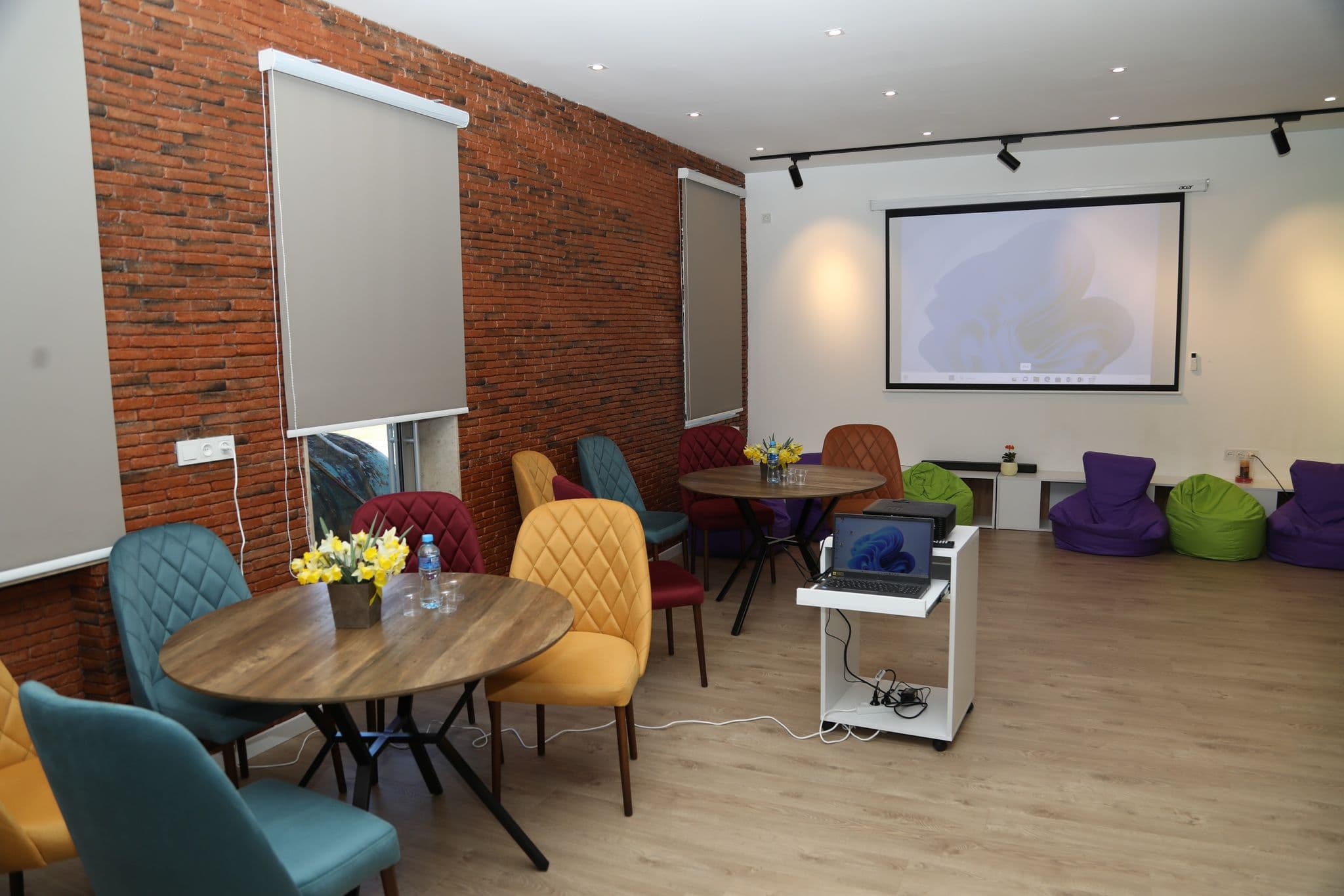 Frontnews image description