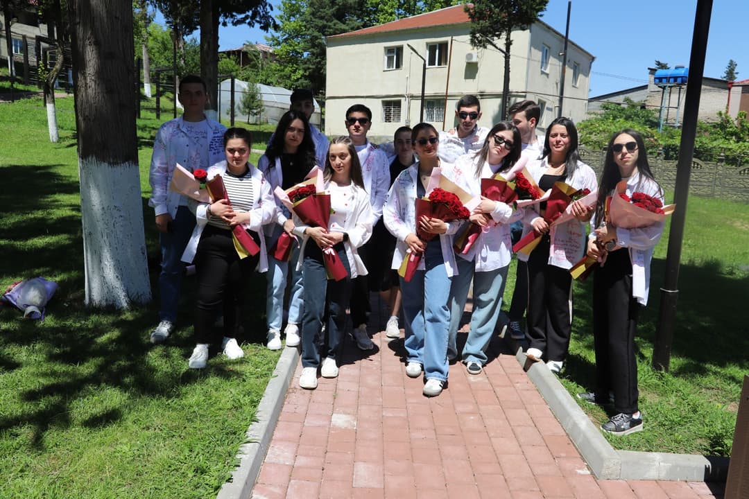 თერჯოლის მერმა და საკრებულოს თავმჯდომარემ მე-12 კლასელებს სწავლის დამთავრება მიულოცეს