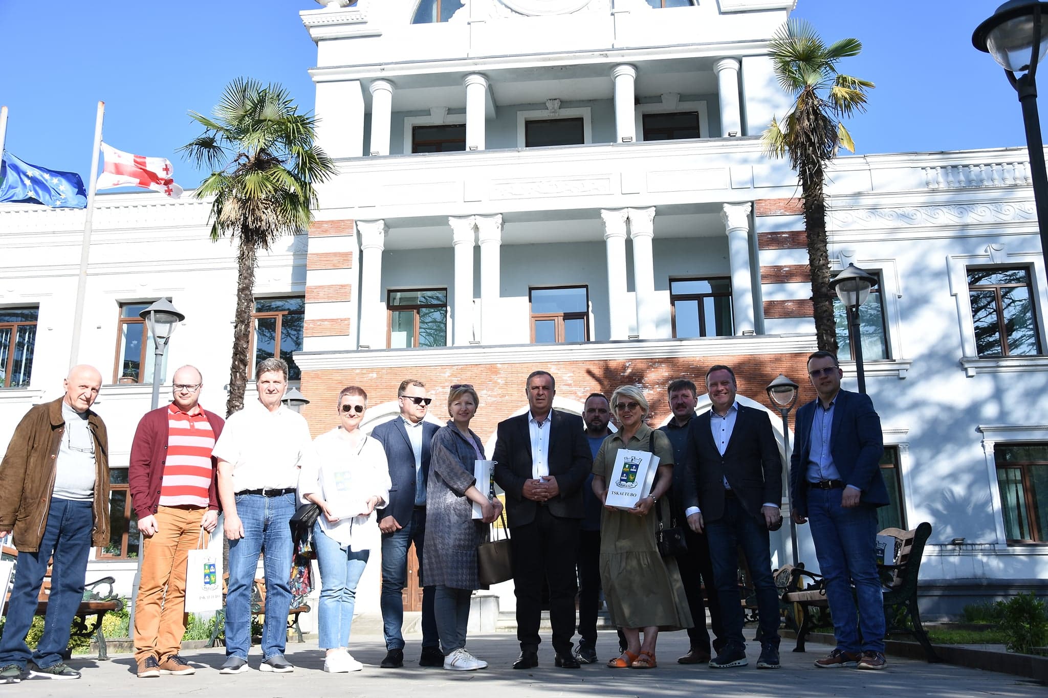 Frontnews image description