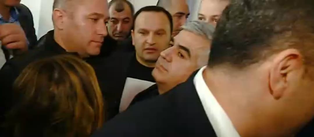 ბიუროს სხდომაზე დეპუტატების ნაწილი არ შეუშვეს